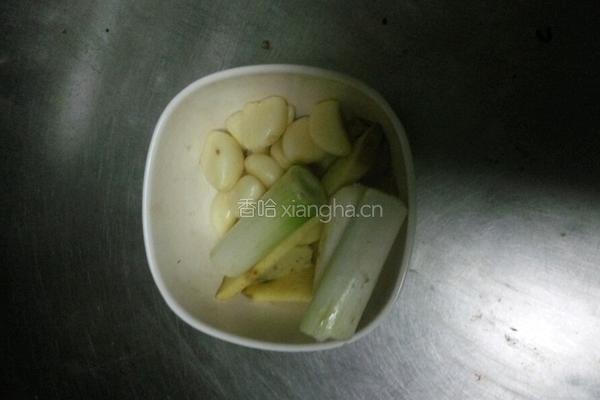 胡萝卜炖乌鸡的做法图解2