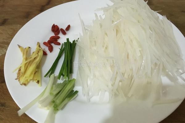 鲫鱼萝卜丝汤的做法图解2