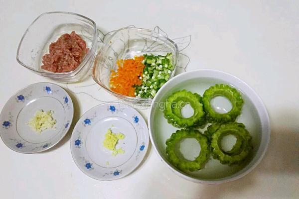 苦瓜酿肉的做法图解1