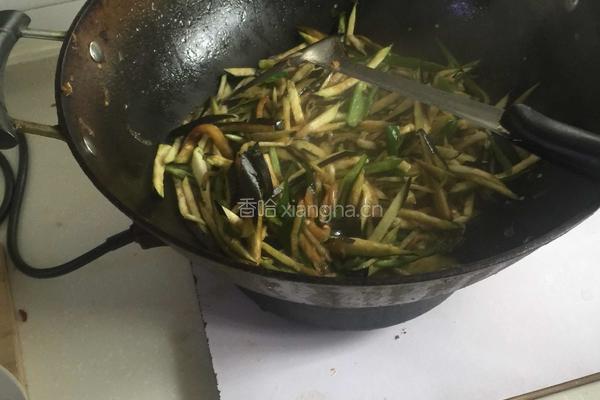 青椒茄子丝的做法图解5