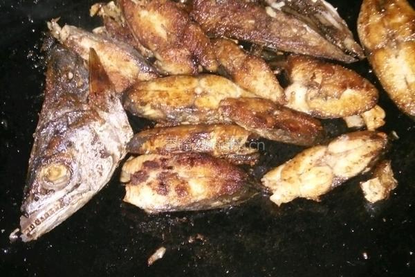 香煎玛胶鱼的做法图解4