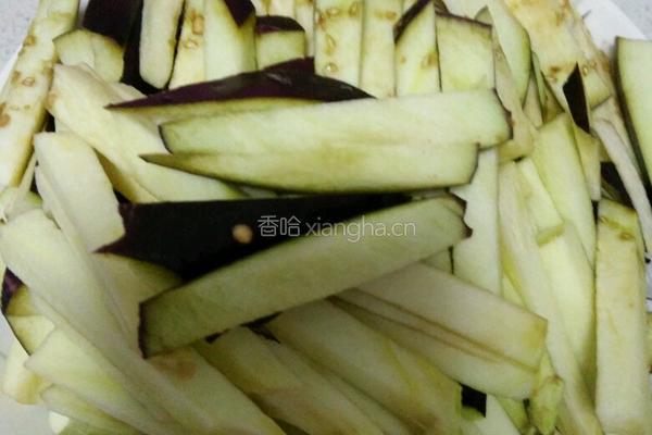 茄子炒辣椒的做法图解1
