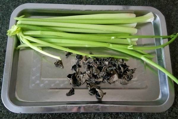 芹菜炒木耳的做法图解1