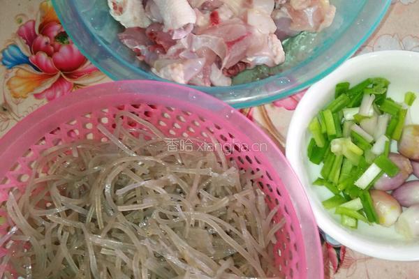 蕃薯粉蒸鸡的做法图解1