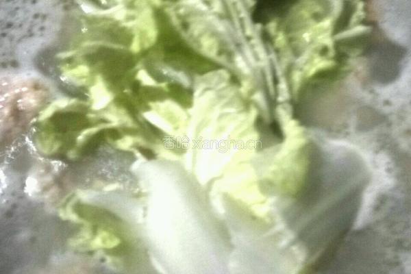 白菜火腿肠丸子汤的做法图解4