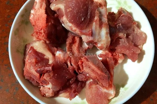 莲藕红豆骨头汤的做法图解1