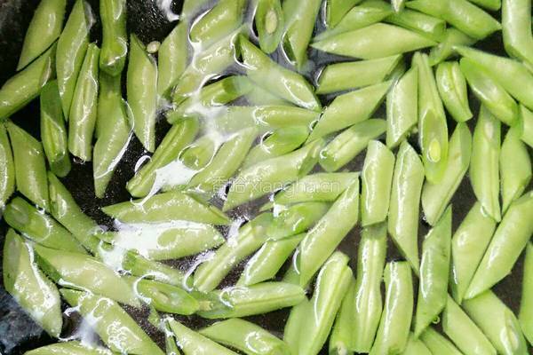 五花肉炒四季豆木耳的做法图解2