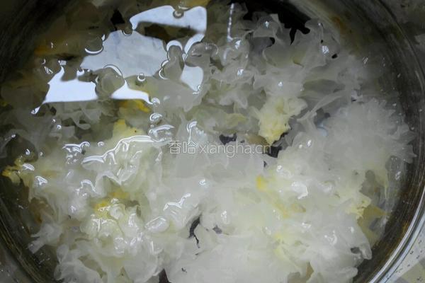 红枣银耳芋头汤的做法图解6