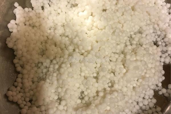 鹌鹑蛋木瓜西米银耳糖水的做法图解2