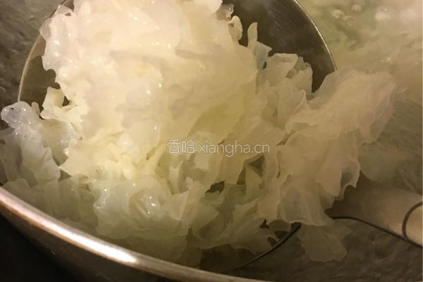 鹌鹑蛋木瓜西米银耳糖水的做法图解4