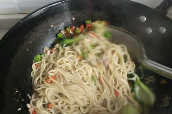 青红椒炒面的做法图解6