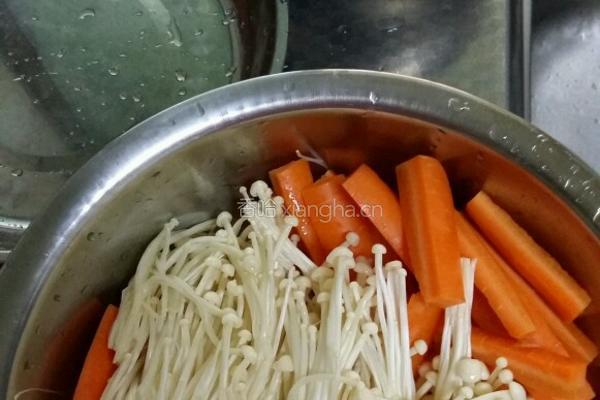 培根卷金针菇的做法图解1