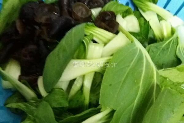 木耳炒白菜的做法图解1