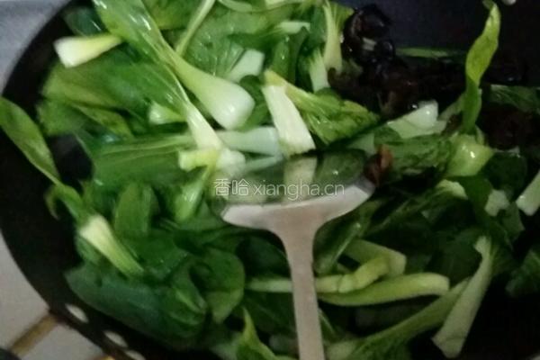 木耳炒白菜的做法图解2