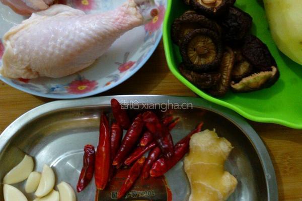 香菇土豆炖鸡块的做法图解1