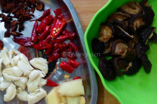 香菇土豆炖鸡块的做法图解4