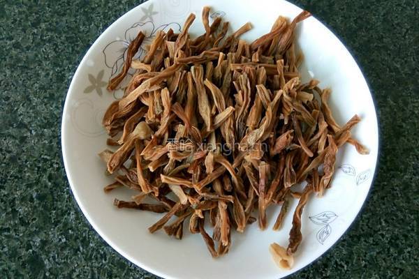 豆角干炖五花肉的做法图解2