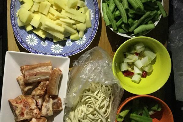 铁锅排骨焖面的做法图解1