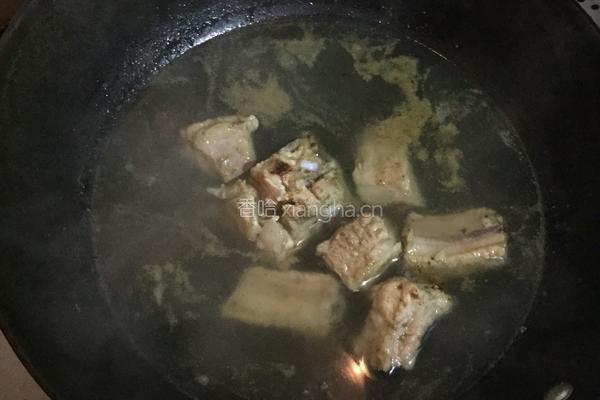 铁锅排骨焖面的做法图解2