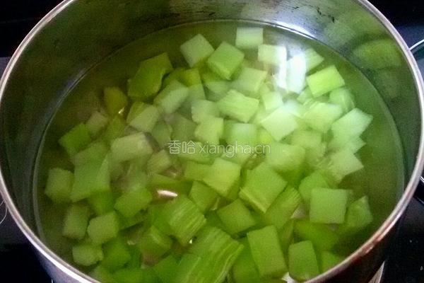 剁椒肉末炒笋丁的做法图解3