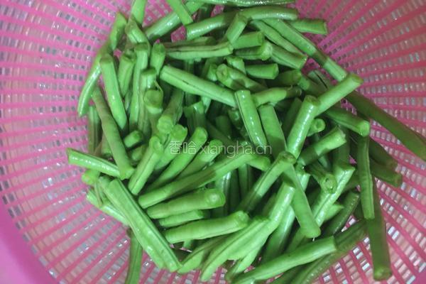 干煸豆角的做法图解1