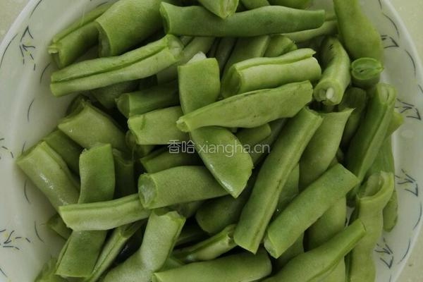 素烧豆角的做法图解1