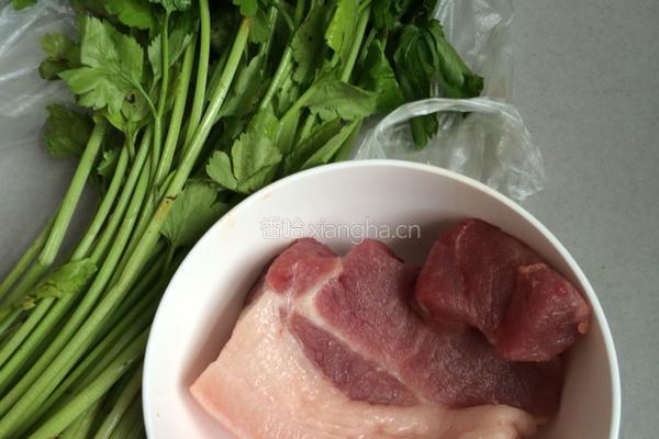 芹菜剁椒炒肉的做法图解1