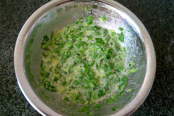 芹菜叶鸡蛋饼的做法图解3