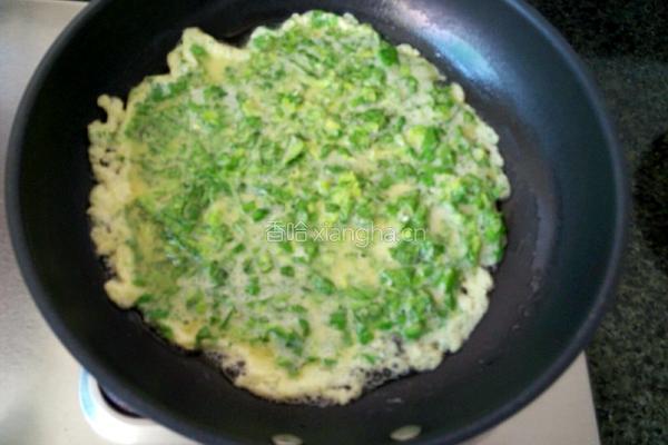 芹菜叶鸡蛋饼的做法图解4