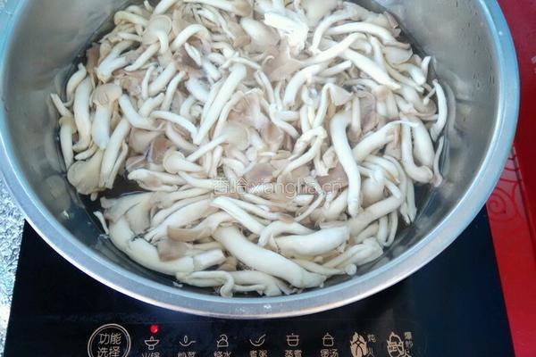 红椒炒蘑菇的做法图解2