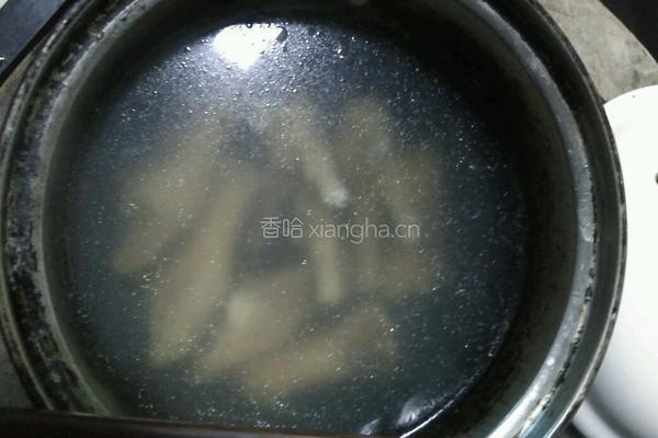 眉豆花生鸡脚汤的做法图解4
