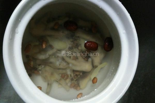 眉豆花生鸡脚汤的做法图解5