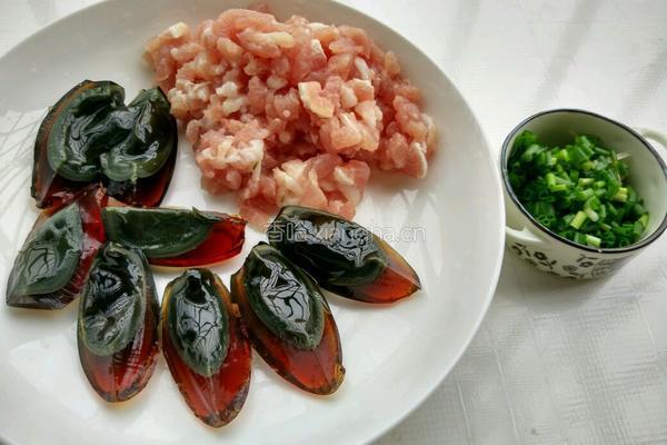 皮蛋瘦肉粥的做法图解2