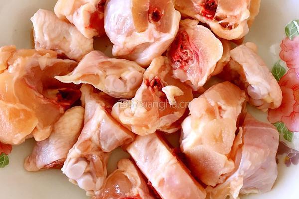 土豆焖鸡腿的做法图解1