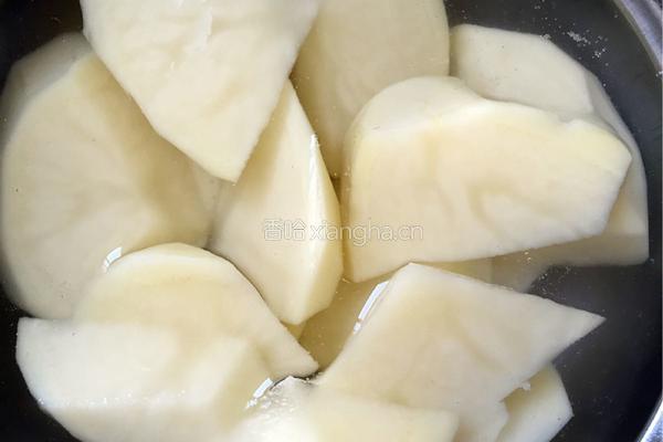 土豆焖鸡腿的做法图解2