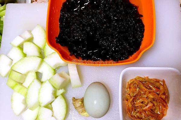 冬瓜紫菜虾皮蛋花汤的做法图解1