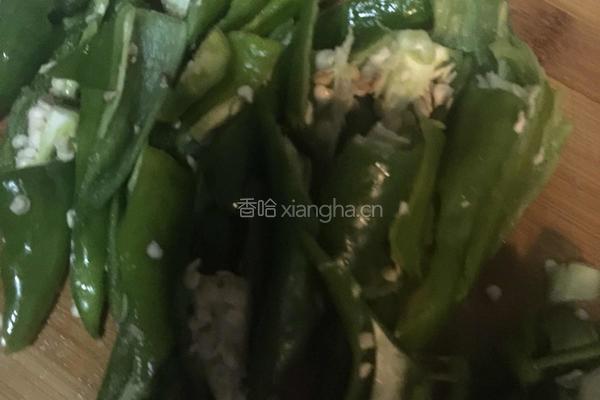 辣椒炒肉的做法图解1