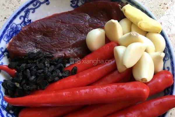 牛肉辣酱的做法图解1
