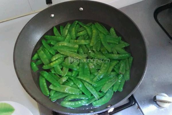 荷兰豆炒虾仁的做法图解1