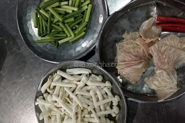 海鲜菇炒松板肉的做法图解1