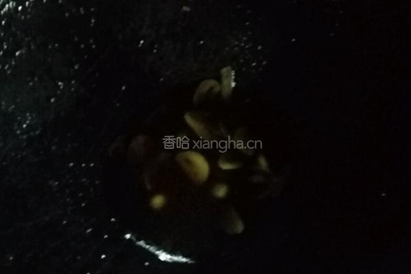 海鲜菇炒松板肉的做法图解4