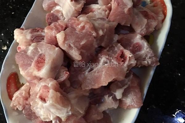胡萝卜莲藕排骨汤的做法图解1