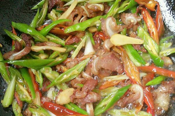 野生蕨菜炒脆骨的做法图解4