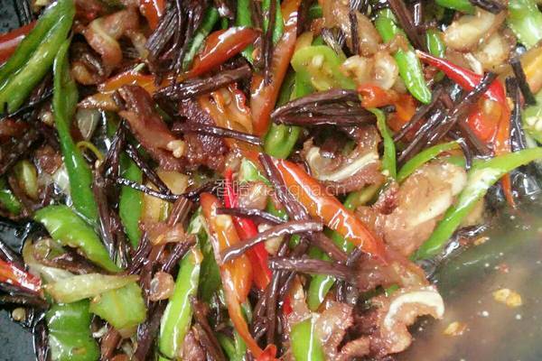 野生蕨菜炒脆骨的做法图解5