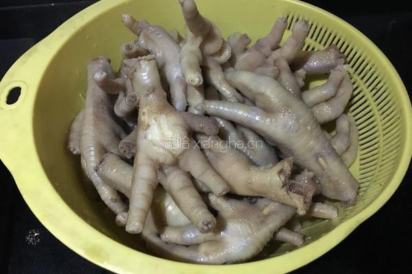 卤水鸡脚的做法图解1