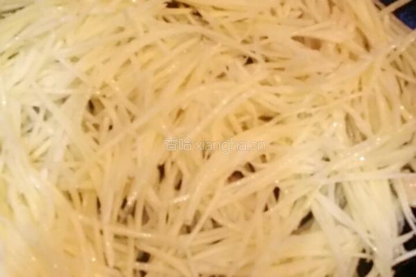 蒜香土豆丝的做法图解1