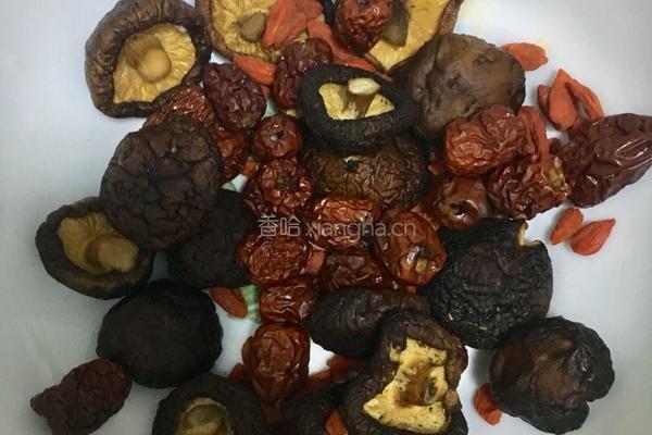 红枣香菇炖鸡汤的做法图解1