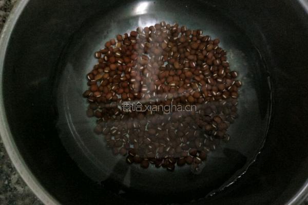 薏米红豆粥的做法图解2