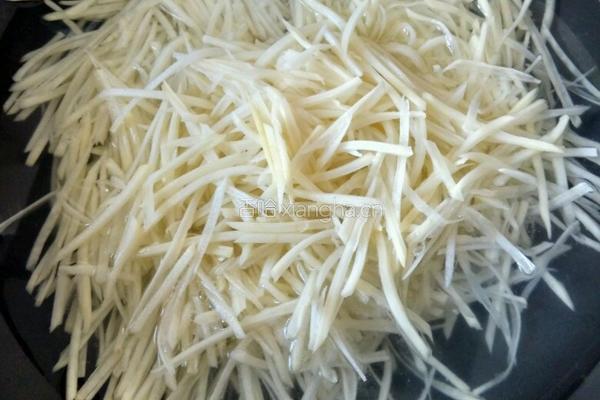 凉拌菠菜土豆丝的做法图解3