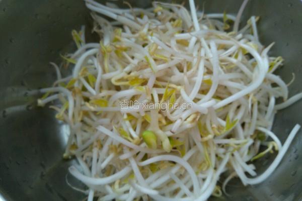 绿豆芽炒油豆腐的做法图解1